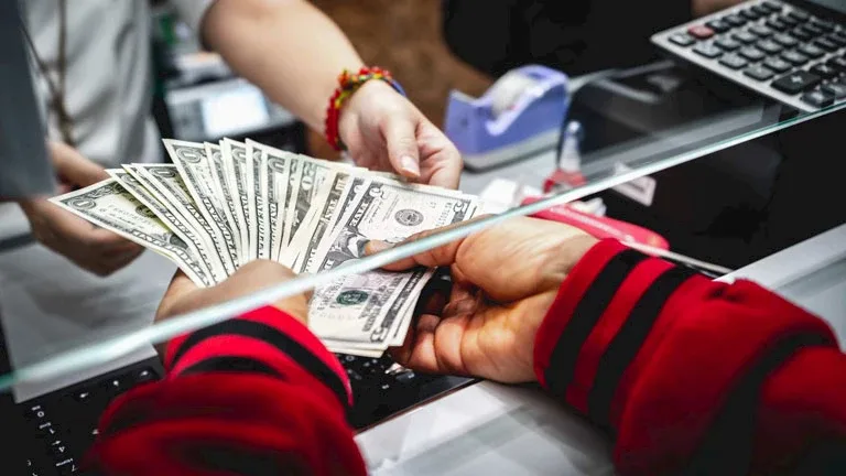 عاجل.. بنوك عالمية تفجر مفاجأة حول سعر صرف الجنيه المتوقع بعد تجاوزه حاجز الخمسين مقابل الدولار